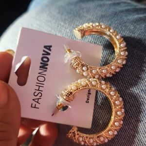 Fashion Nova‎ Pearls Gold tone hoops
